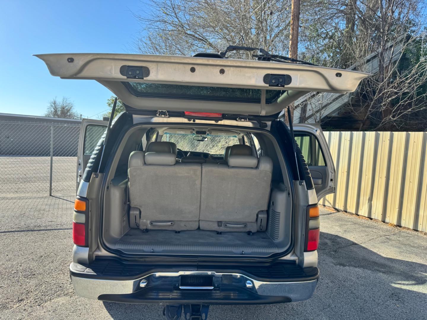 2005 TAN /CREAM LEATHER SEATS Chevrolet Tahoe 2WD (1GNEC13TX5R) with an 5.3L V8 OHV 16V engine, 4-Speed Automatic Overdrive transmission, located at 307 West Marshall Avenue, Longview, TX, 75601, (903) 753-3091, 32.500828, -94.742577 - Photo#3